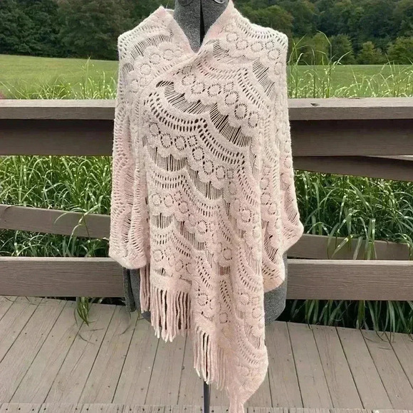 Romantic hut shawl. Beautiful. - Picture 1 of 6